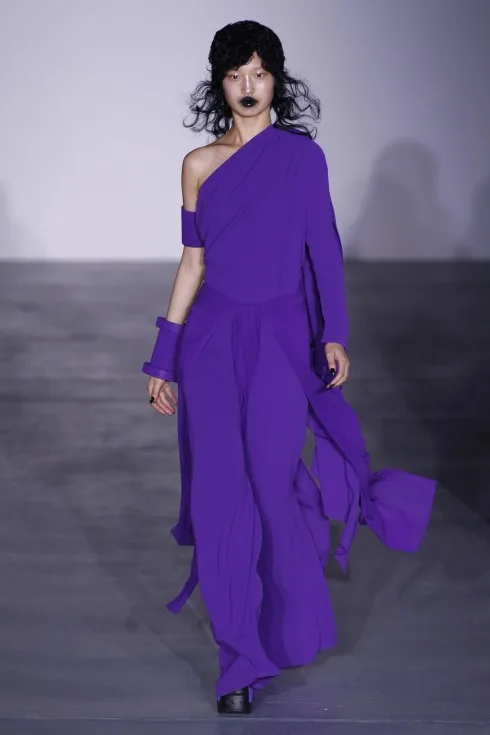 Bên cạnh đó Gareth Pugh cũng mang tới những thiết kế váy nữ tính và mềm mại