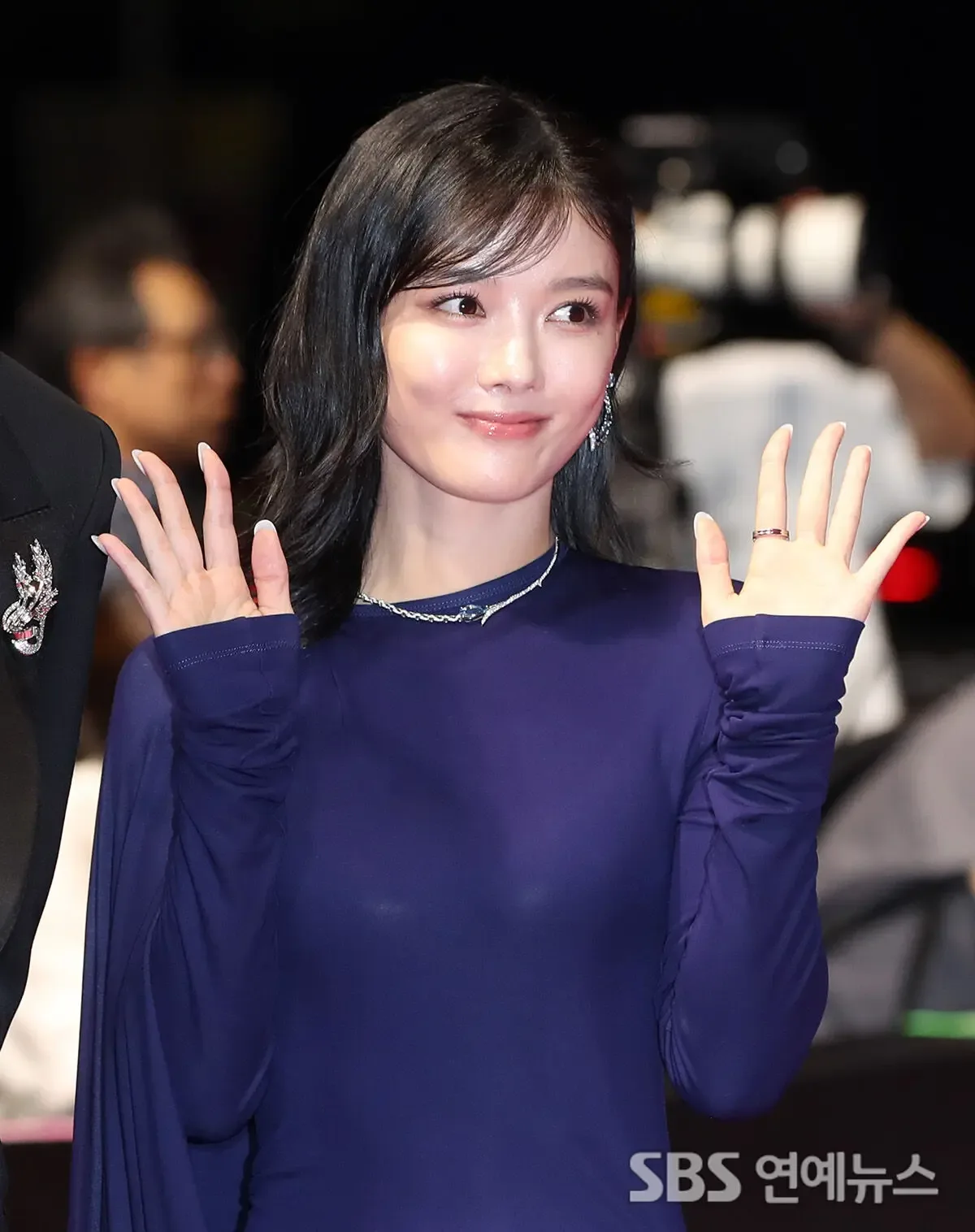 Kim Yoo-jung tại thảm đỏ Liên hoan Phim Quốc tế Busan 2025