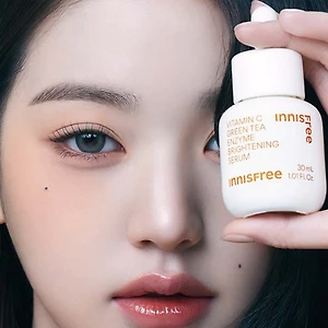 Wonyoung và sản phẩm serum vitamin C.