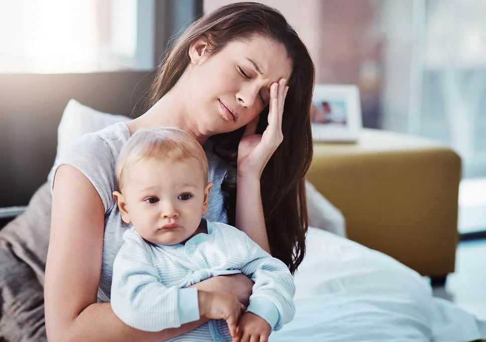 người mẹ đau đầu khi ẵm con