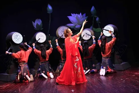 Vở diễn mang tính thử nghiệm khi kết hợp những hình thức hát, múa và những động tác hình thể.