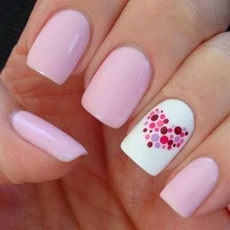 Màu móng pastel ngọt ngào nhưng chấm phá màu trắng vẽ trái tim tạo điểm nhấn