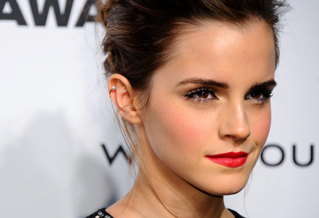 khuyên tai ngọc trai helix emma watson