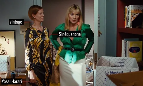 Đầm suông có hoa văn lạ mắt của thương hiệu Sinéquanone,phụ kiện đi kèm là nhẫn Yassi Harari và hoa tai vintage