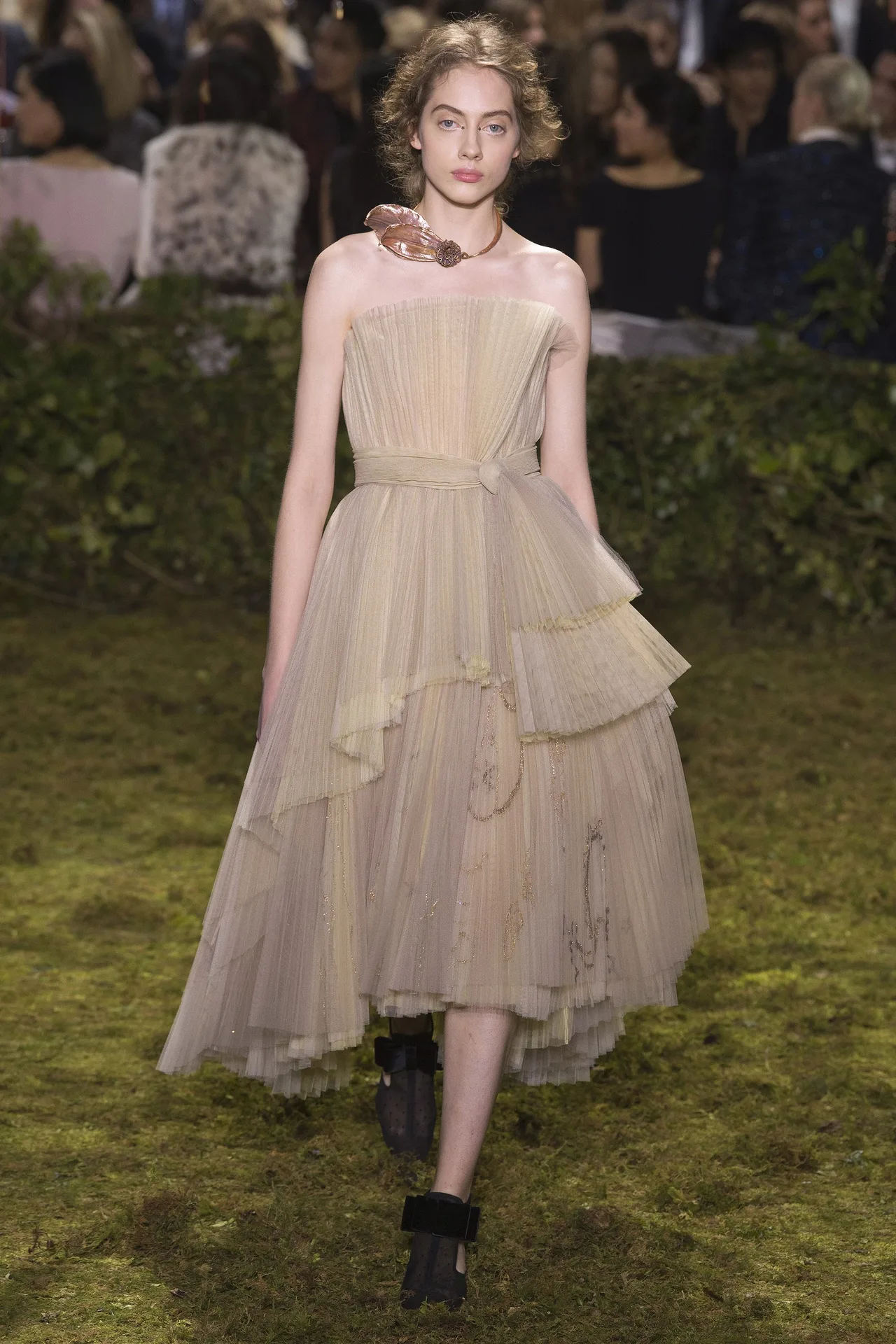 Những BST nổi bật tại tuần lễ Haute Couture Xuân-Hè 2017 - ELLE VN