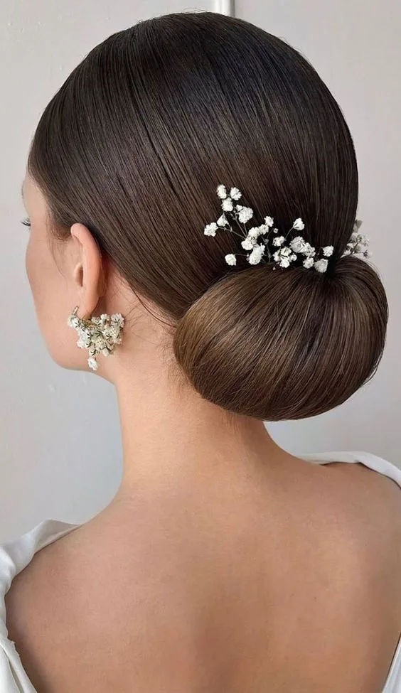 Sự đa dạng về màu sắc, kích thước khiến cho các nàng dễ dàng lựa chọn loại hoa cài phù hợp nhất với mình