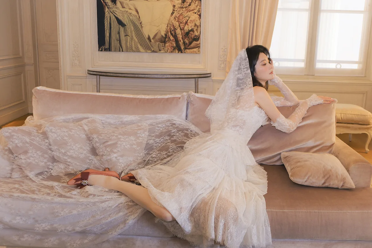Hề Mộng Dao diện thiết kế từ Montsand trong bộ hình pre-wedding