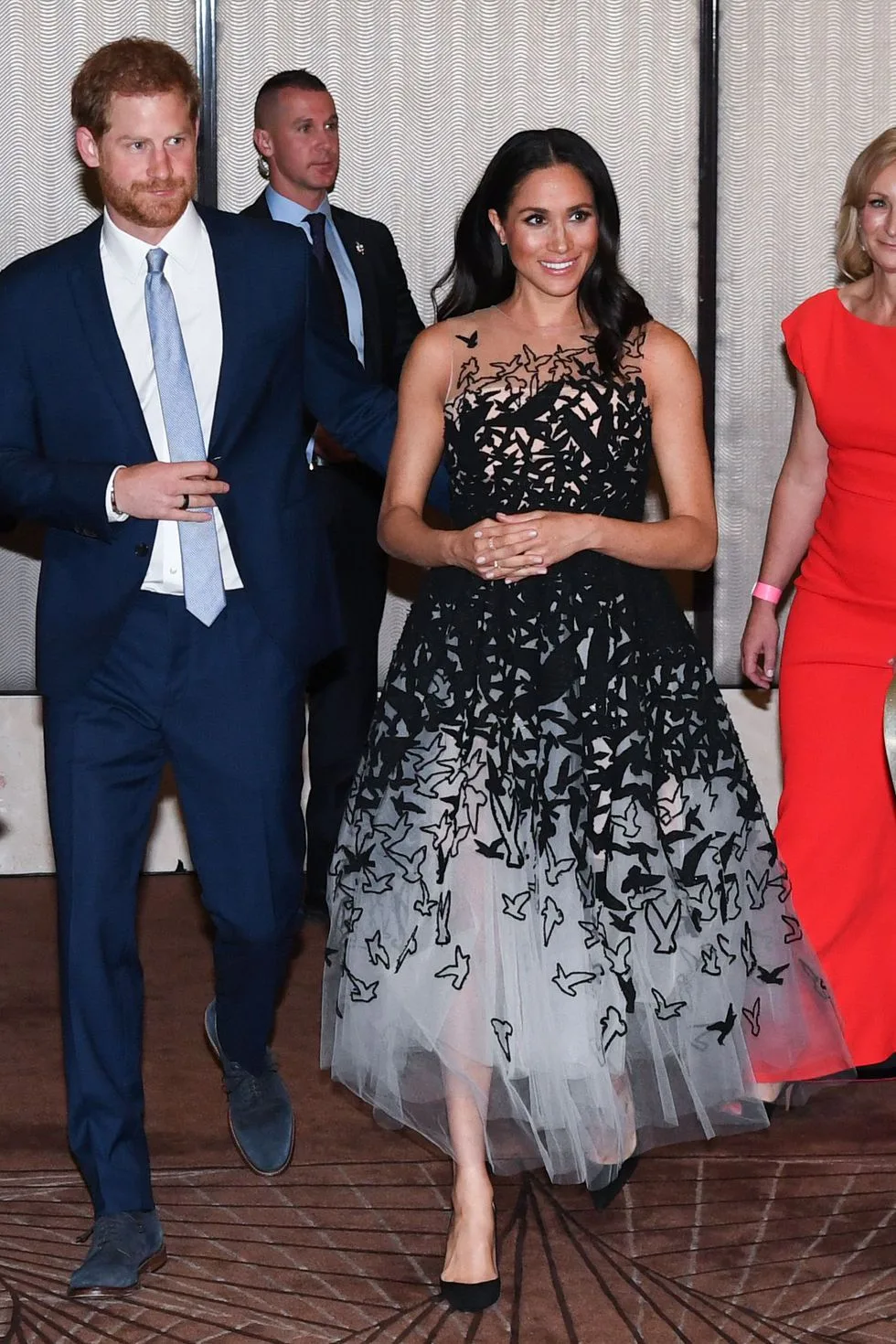 meghan mặc đầm xuyên thấu Oscar de la renta
