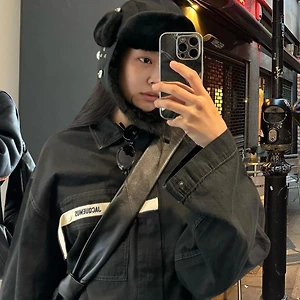 “All-black” là tông màu được Jennie (BLACKPINK) ưu ái trong chuyến du lịch London