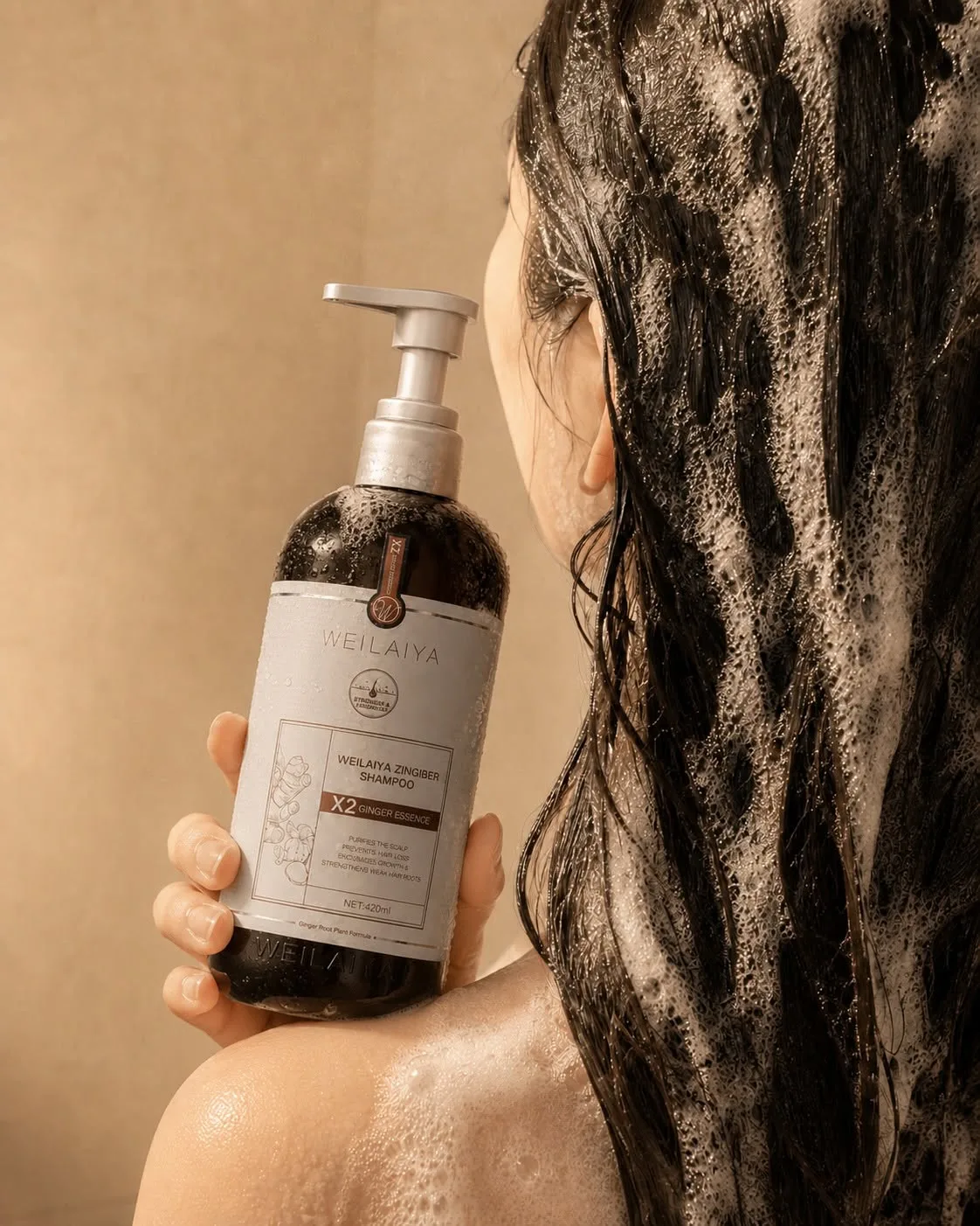 cô gái gội đầu bằng Weilaiya Zingiber Shampoo