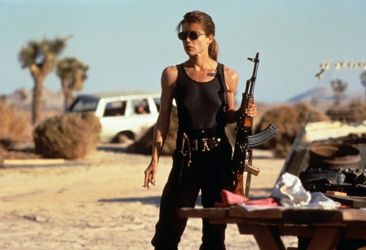 người mẹ Sarah Connor cầm súng
