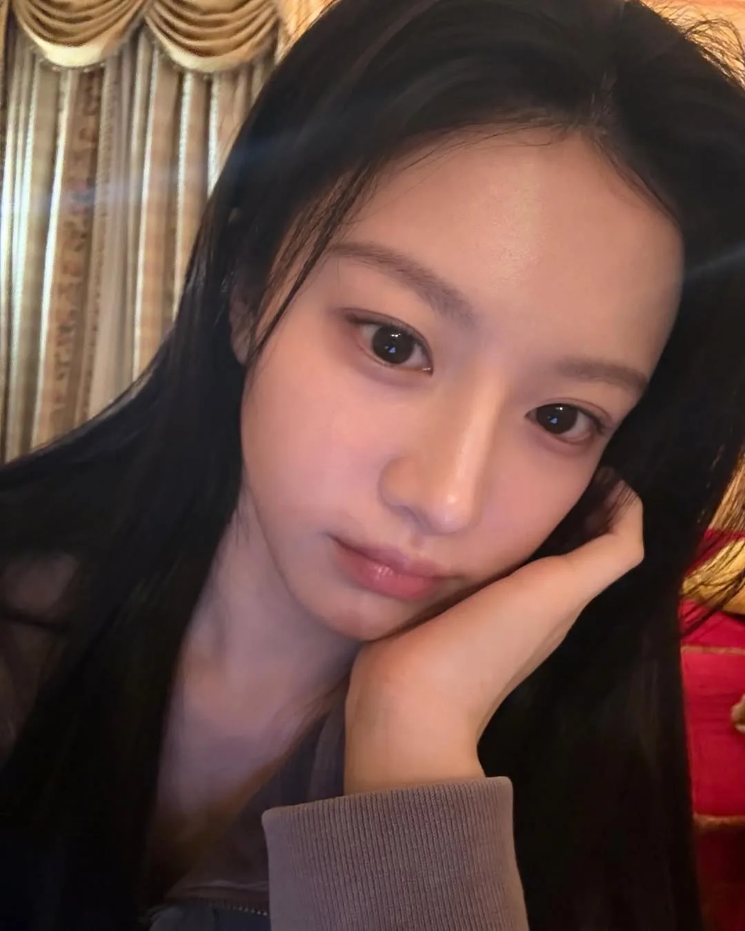 Go Youn Jung selfie da mịn mướt, dầu tẩy trang