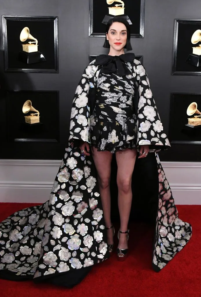 những bộ cánh gây tranh cãi nhất thảm đỏ Grammy 2019 17
