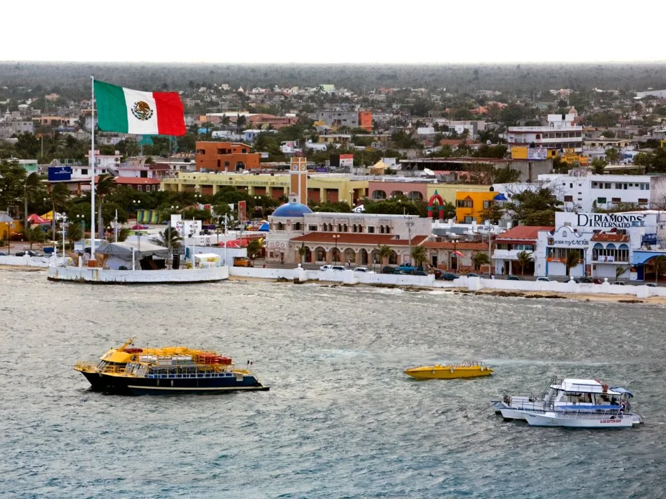 Tàu thuyền liên tục cập bến và khởi hành từ cảng Cozumel