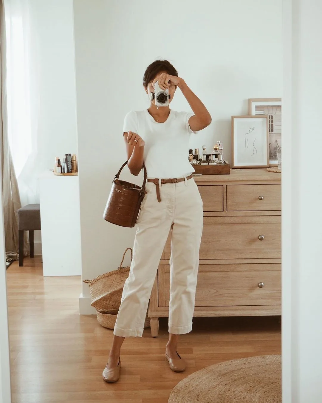 Cô gái mặc áo thun trắng với quần baggy đũi