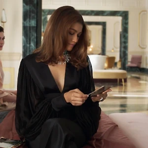 zendaya mặc thiết kế CONG TRI và đeo trang sức BVLGARI