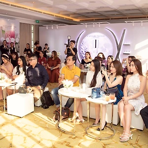 Workshop Dior về tế bào gốc – Lãng mạn hóa khoa học bằng hoa