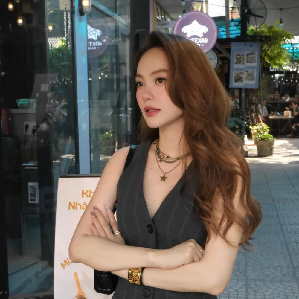 Minh hằng đang tạo dáng