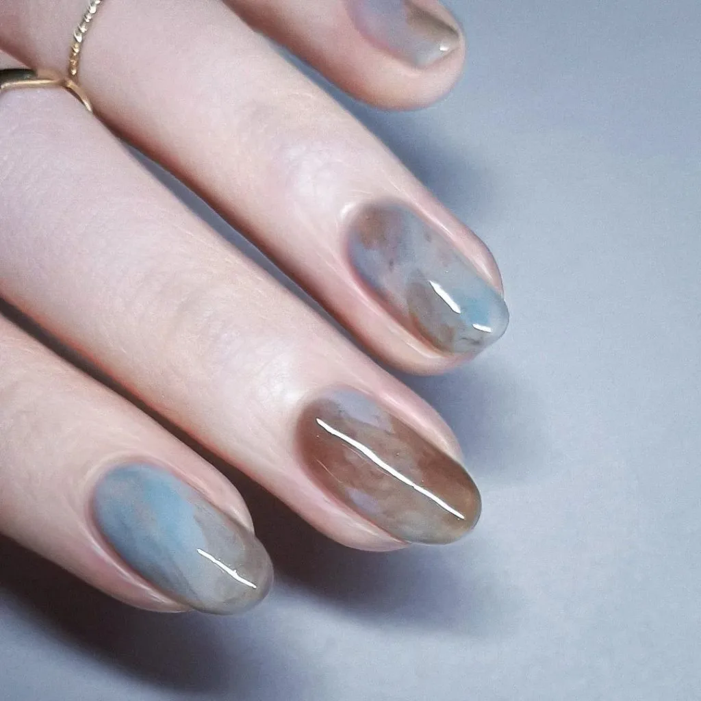 Mẫu nail màu cẩm thạch xanh dương và nâu