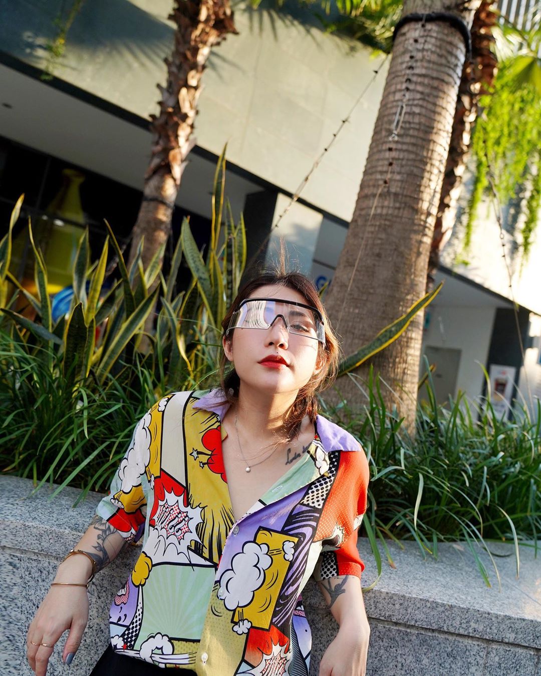 Lâm Thúy Nhàn đeo mắt kính bảo hộ to bản