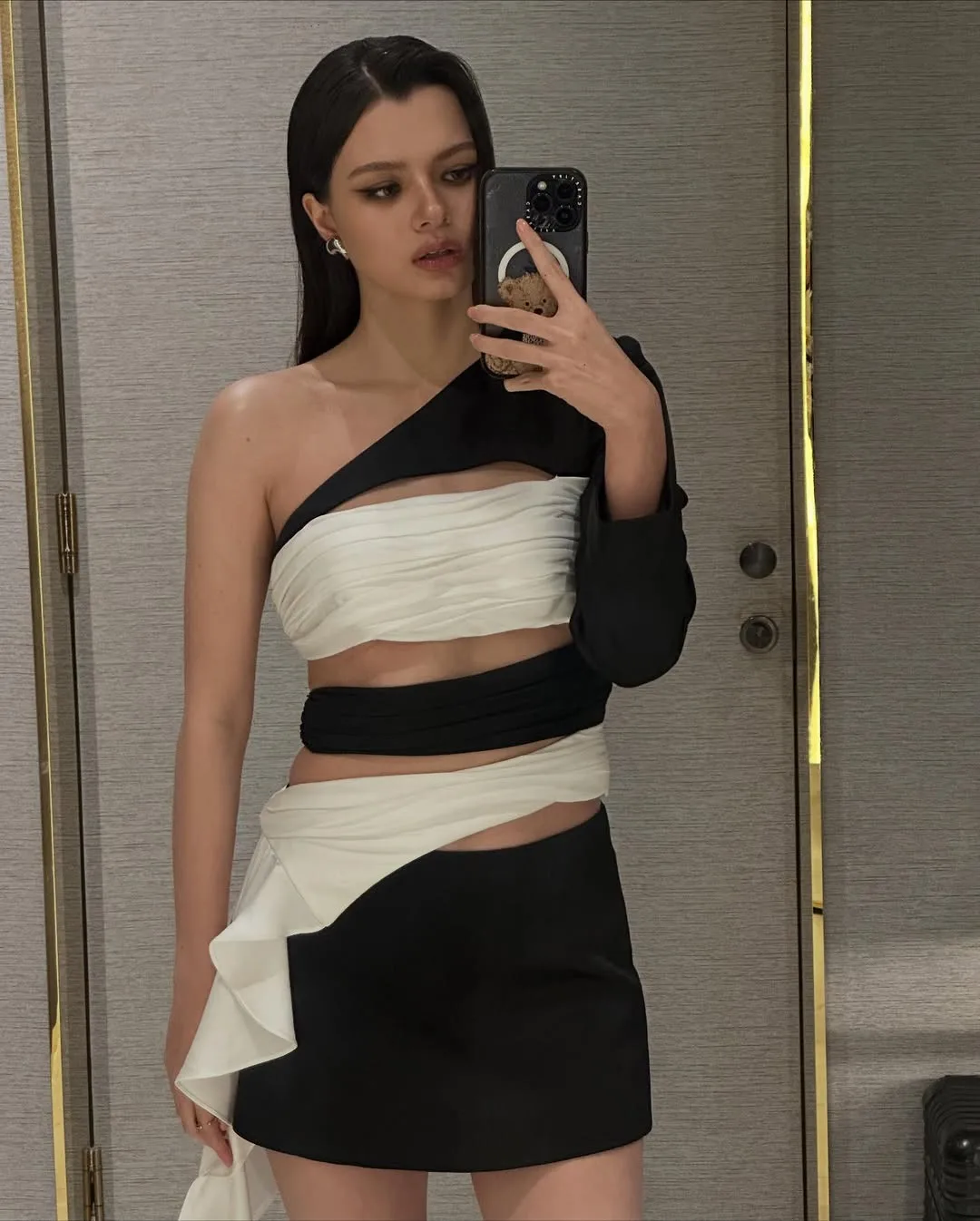 Becky diện váy trăng đen tại ELLE Fashion Week 2025