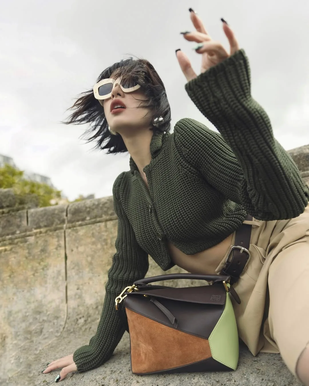 Kiểu áo len dáng croptop được Fashionista Châu Bùi diện cũng là một gợi ý hay ho cho các nàng.