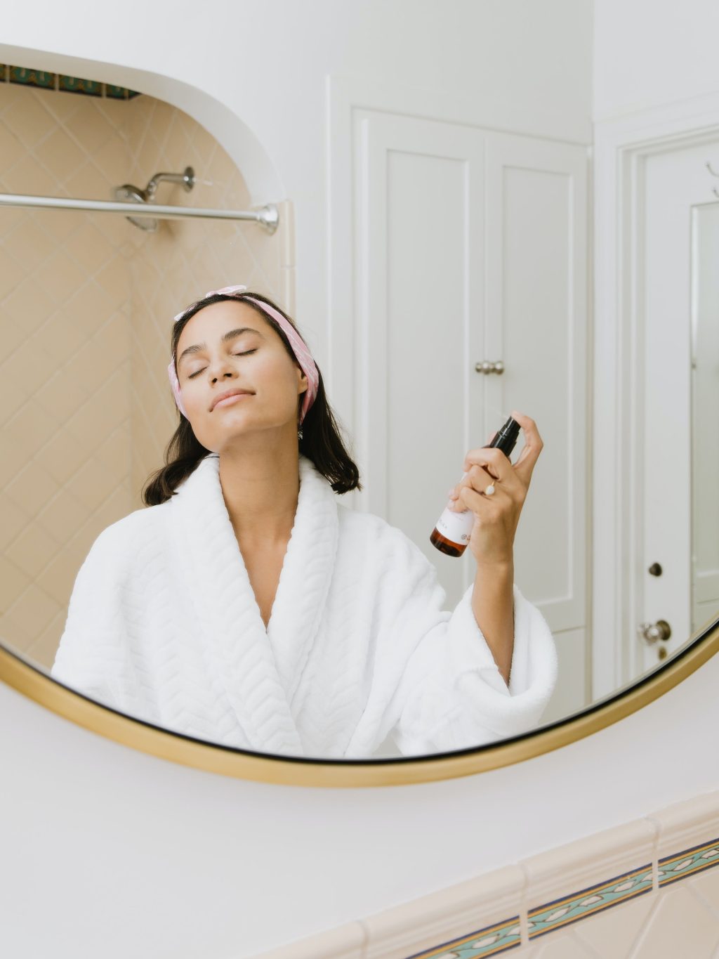 Xịt dưỡng da cô gái đang dùng xịt khoáng