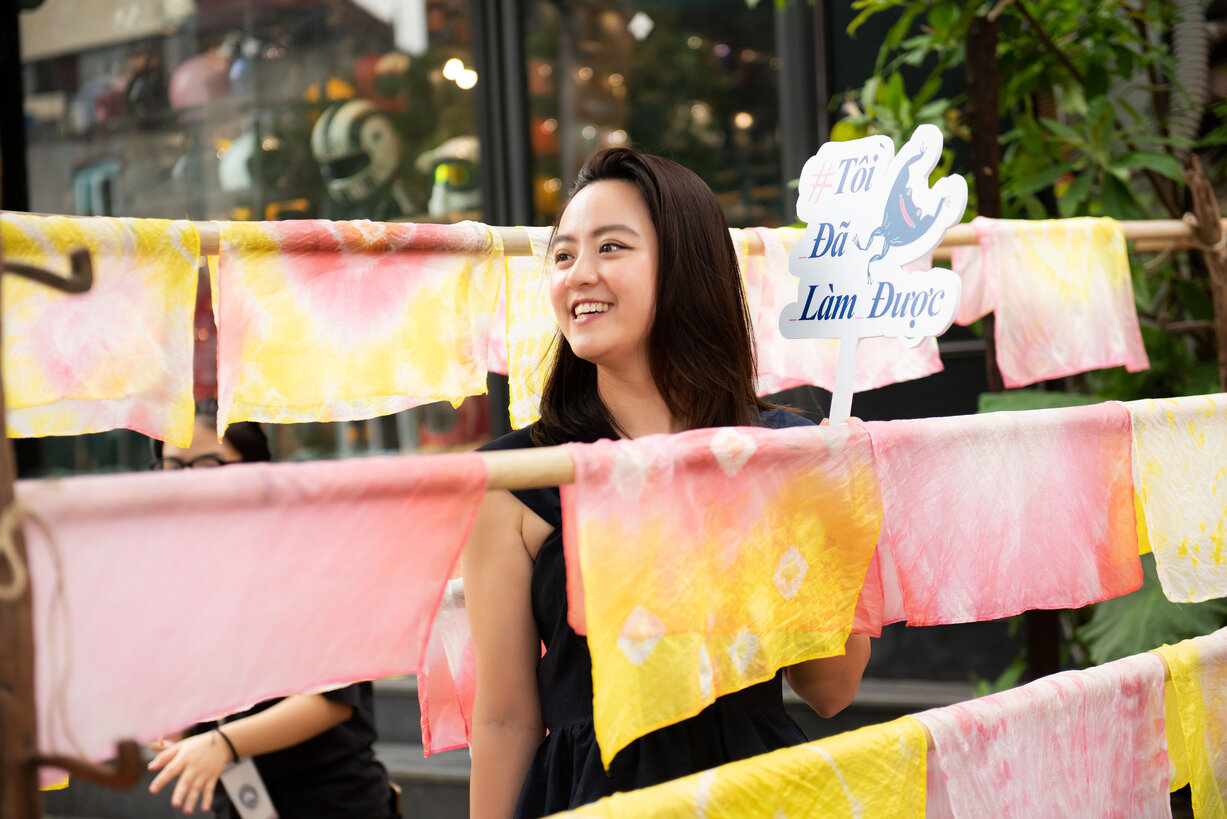 cô gái cầm slogan tôi làm được