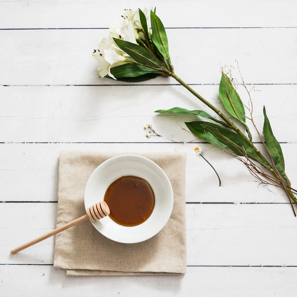 Cách làm mặt nạ-Chén mật ong và cành hoa. Cách làm mặt nạ-Chén mật ong và cành hoa.