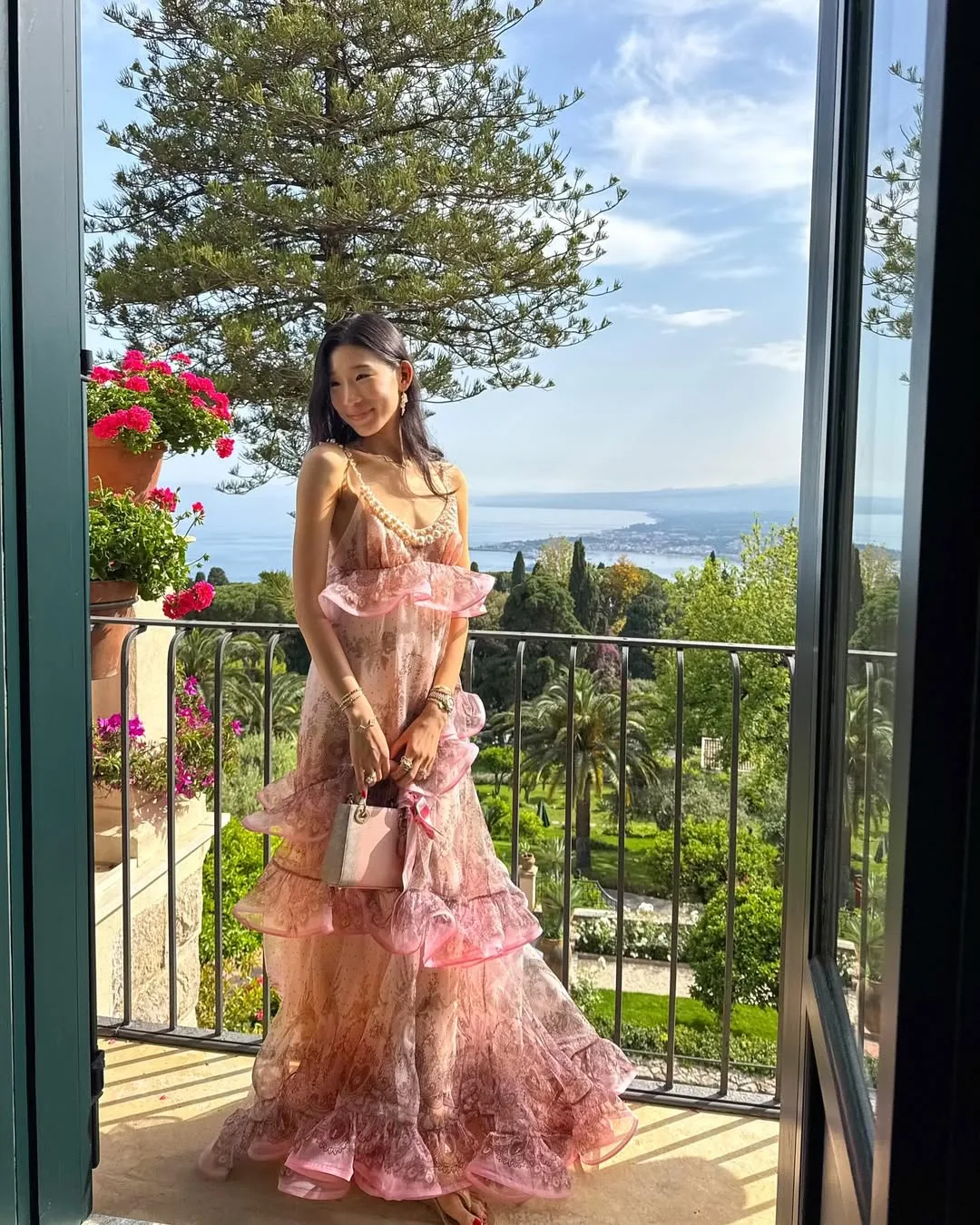 becca bloom diện váy maxi Crush Embellished họa tiết