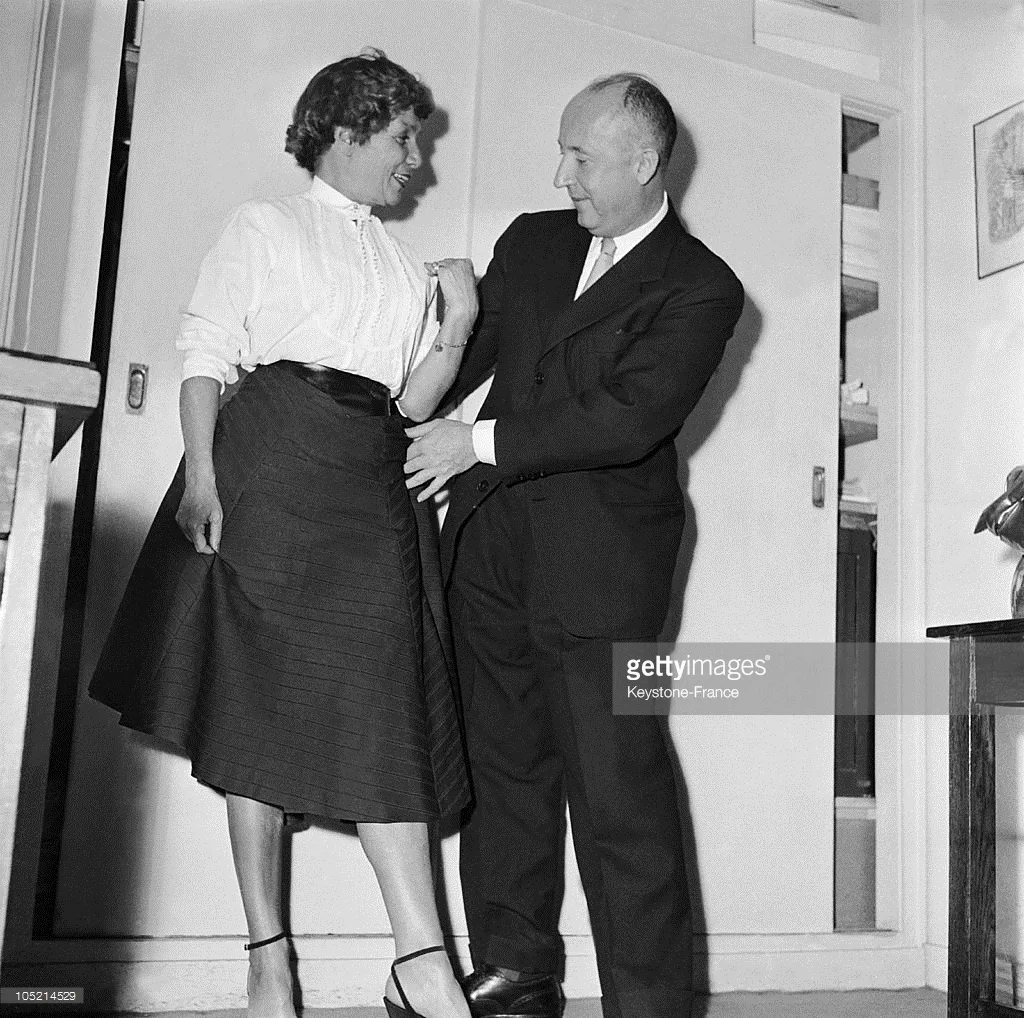 Người sáng lập tạp chí ELLE - Hélène Lazareff và ntk Christian Dior.