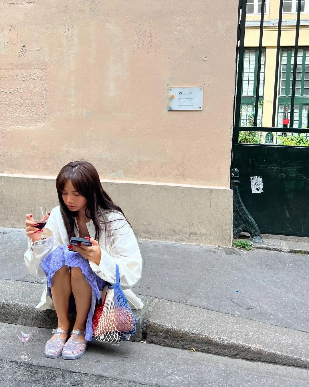 lisa diện đâm tím áo khoắc trắng