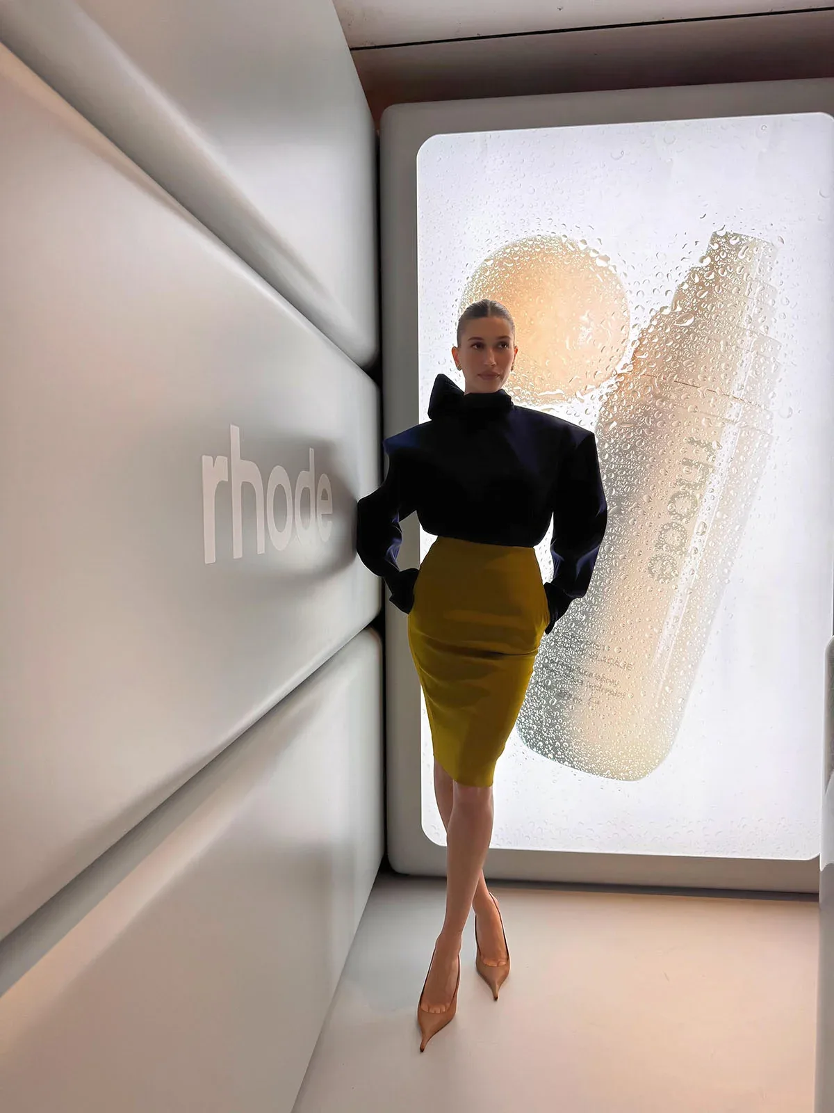 Hailey Bieber diện váy bút chì tại sự kiện ra mắt tại cửa hàng Rhode Sephora