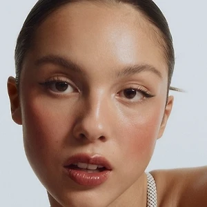 Clean Girl Makeup: xu hướng trang điểm tự nhiên đang chiếm sóng TikTok