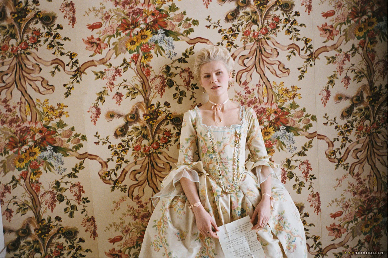 thời trang phim marie antoinette đầm trắng họa tiết hoa trước bức tường hoa