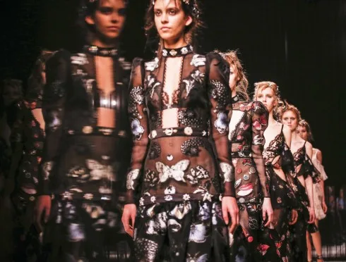 NTK Sarah Burton quyết định đưa Alexander McQueen trở về quê hương London.
