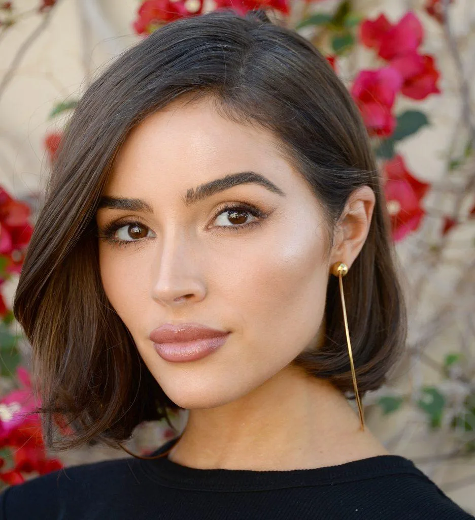 Olivia Culpo sành điệu với kiểu tóc blunt bob nhuộm nâu. Olivia Culpo sành điệu với kiểu tóc blunt bob nhuộm nâu.