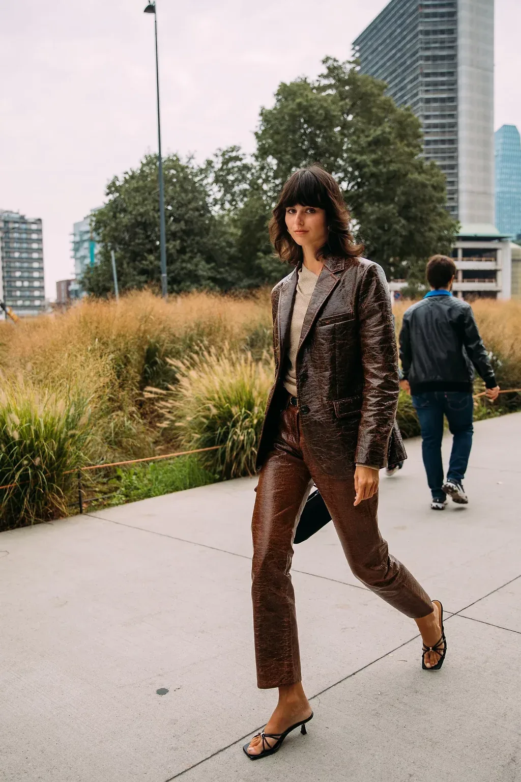 streetstyle giày cao gót đế thấp mules bằng da