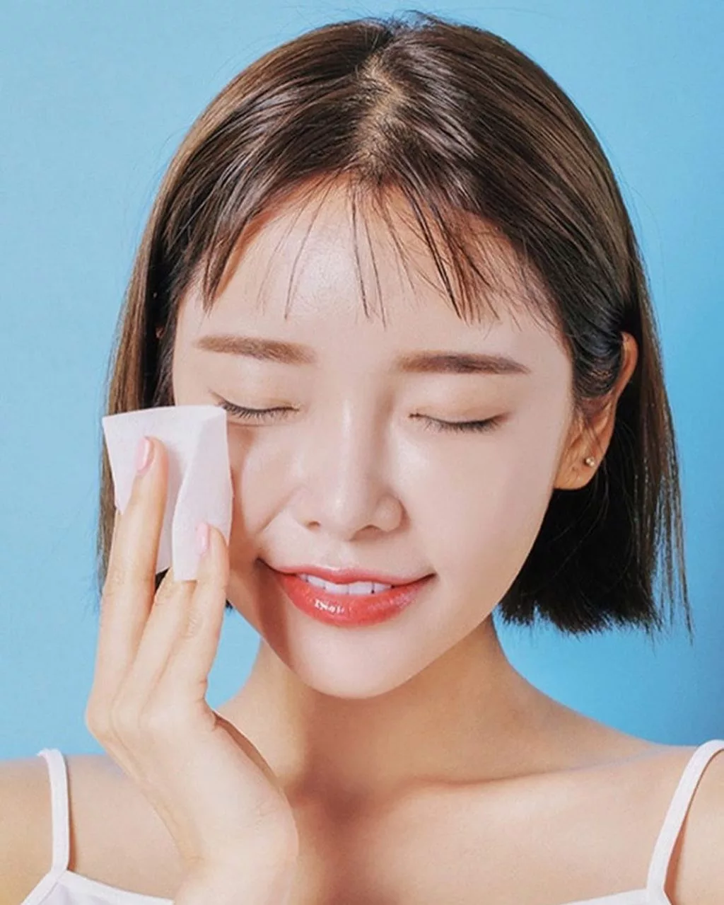 cô gáo thoa rượu vang đỏ
