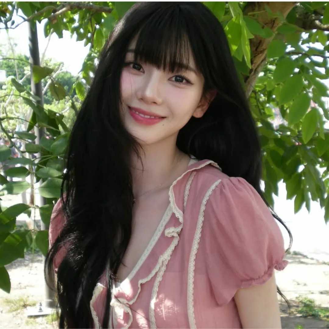 Karina (aespa) với mái tóc đen bóng mượt