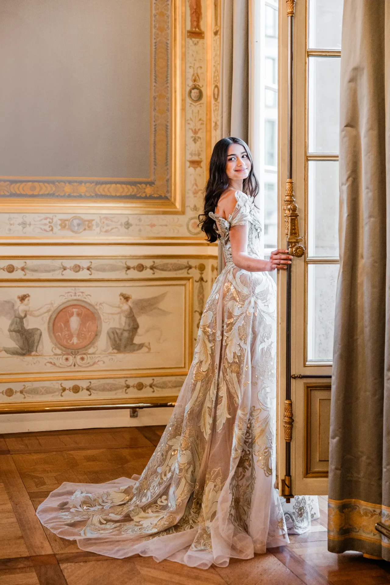Rysa Panday trong trang phục Elie Saab tại Le Bal
