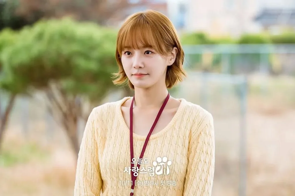 Sneakers trắng cùng áo len rộng của Park Gyu-young