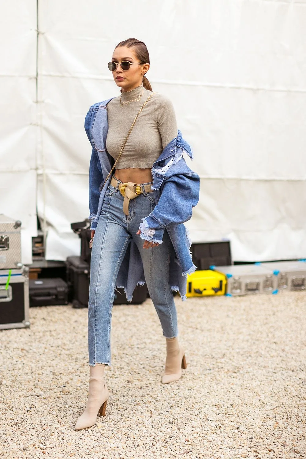 gigi hadid mac áo crop top và skinny jeans