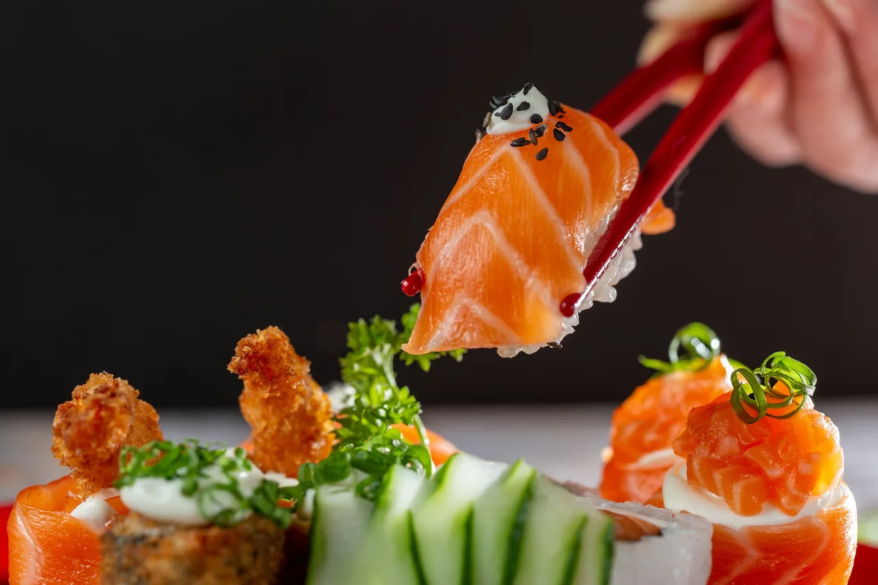Cá hồi giúp bổ sung Omega 3 giúp giảm đau bụng trong kỳ kinh nguyệt. Cá hồi giúp bổ sung Omega 3 giúp giảm đau bụng trong kỳ kinh nguyệt.