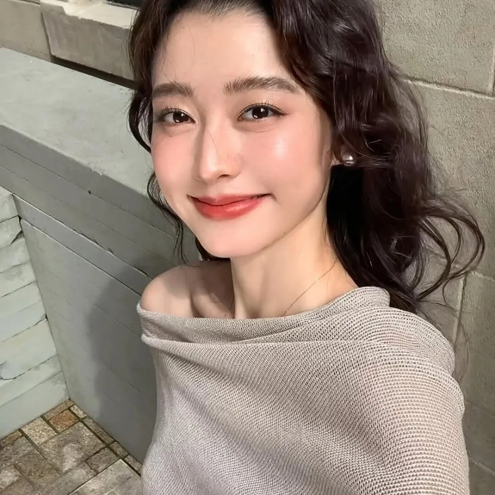 Cô gái mỉm cười cùng đôi môi màu cam đào