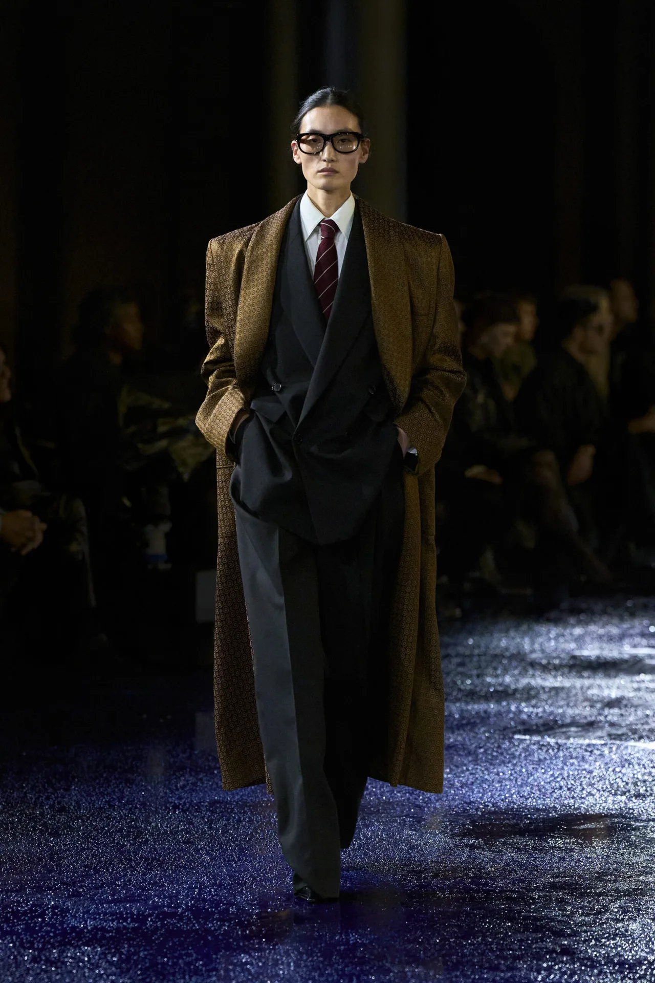 trench coat vàng Saint Laurent