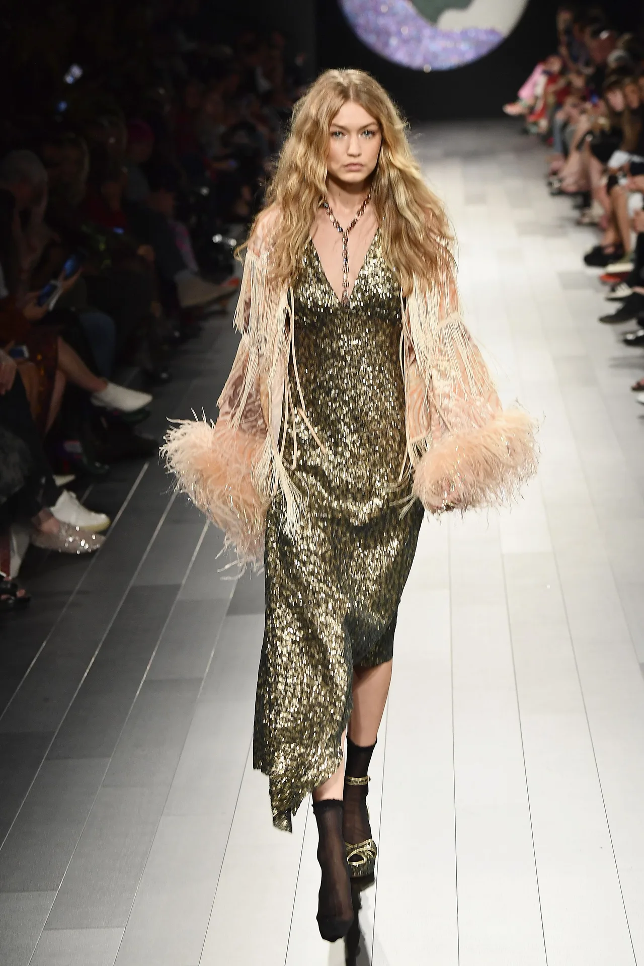 Chị em nhà Gigi Hadid và Bella Hadid diễn sâu trên sàn catwalk Chị em nhà Gigi Hadid và Bella Hadid diễn sâu trên sàn catwalk
