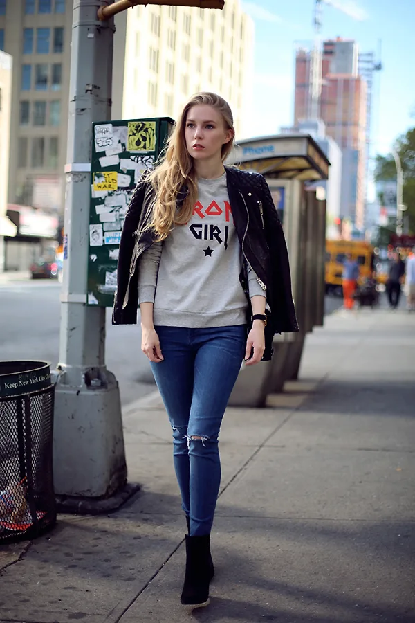 Năng động cùng áo sweatshirt và quần jeans, moto jacket