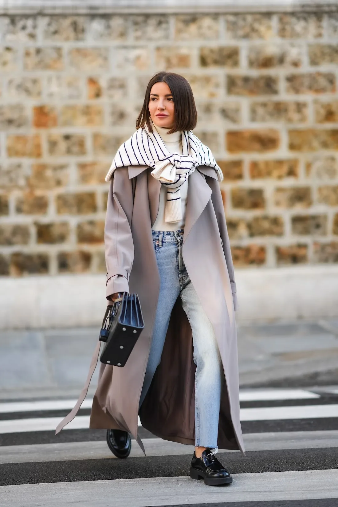 áo tank top phối áo trench coat
