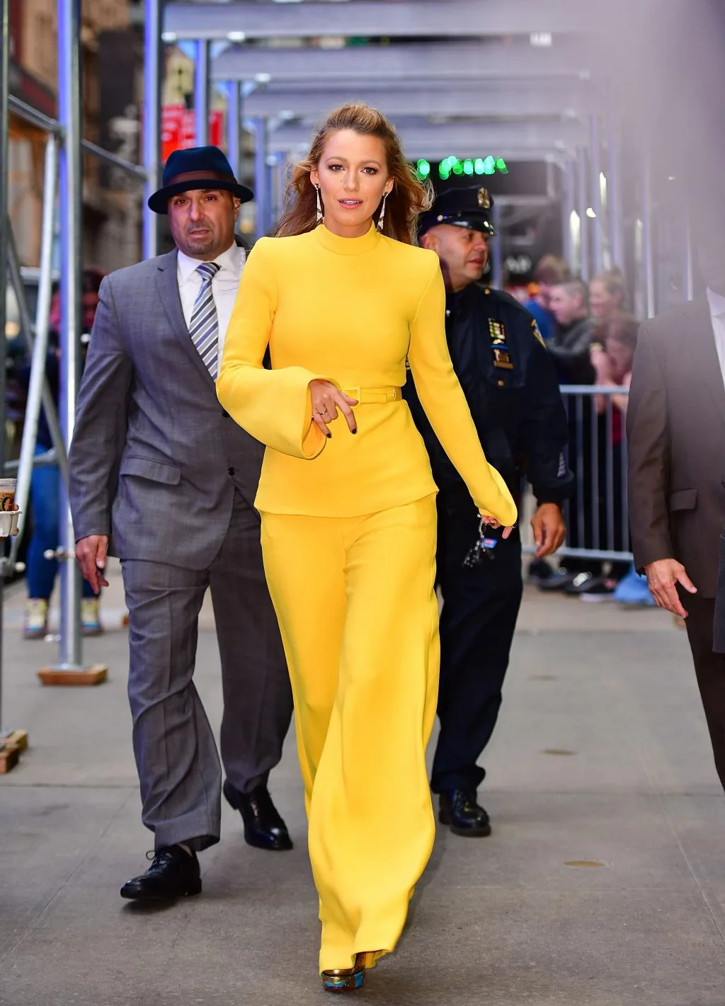 Blake Lively diện suit màu vàng của Brandon Maxwell